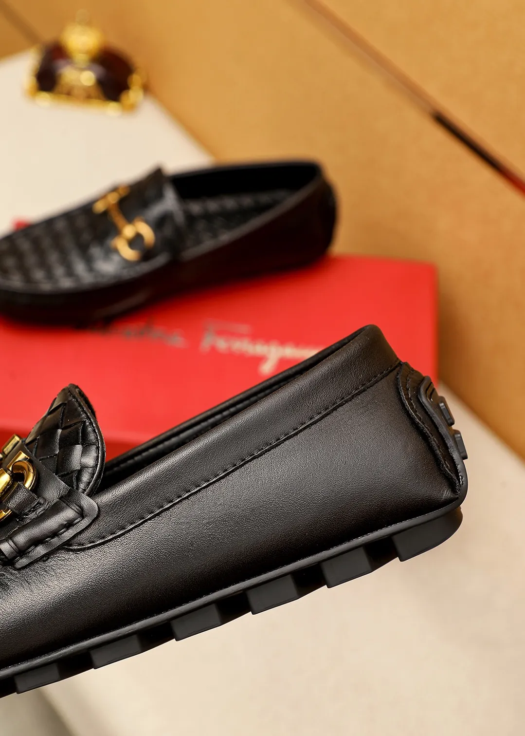 Men's shoes 💰360 💐 Product trademark: Ferragamo "Ferragamo" bean shoes Regular size: 38-44 (45.46🉑️customized) Product materials: Selected imported woven cowhide upper + classic hardware buckle, imported pig leather lining. Strong three-dimensional visual effect, original outsole color: 1⃣️color optional